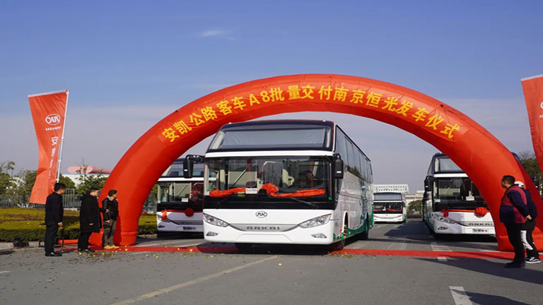 high-decker tour bus