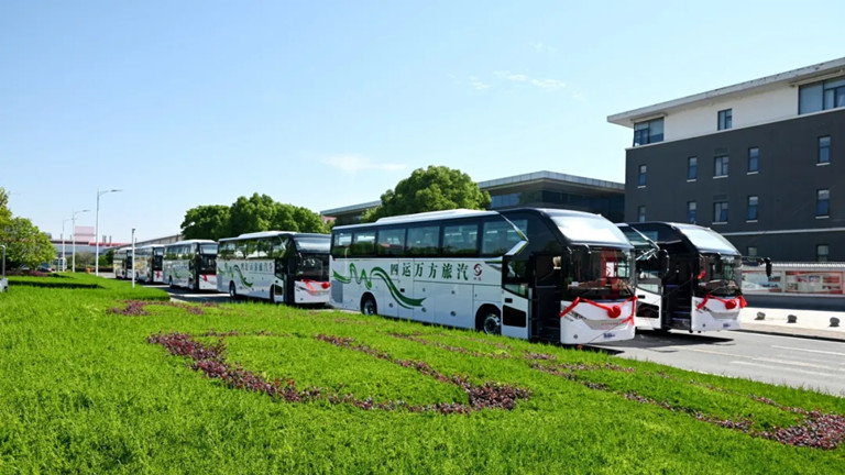 حافلات أنكاي الفاخرة تدخل شينجيانغ، مما يعزز التنمية عالية الجودة للسياحة