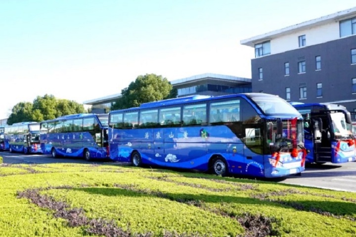 حافلات السفر المتطورة Ankai N8 وA8 لتقديم خدمة أفضل للسياح في هوانغشان